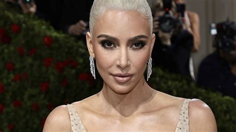 kim kardashian augenbrauen|Kim Kardashian ist auf diesem Magazin